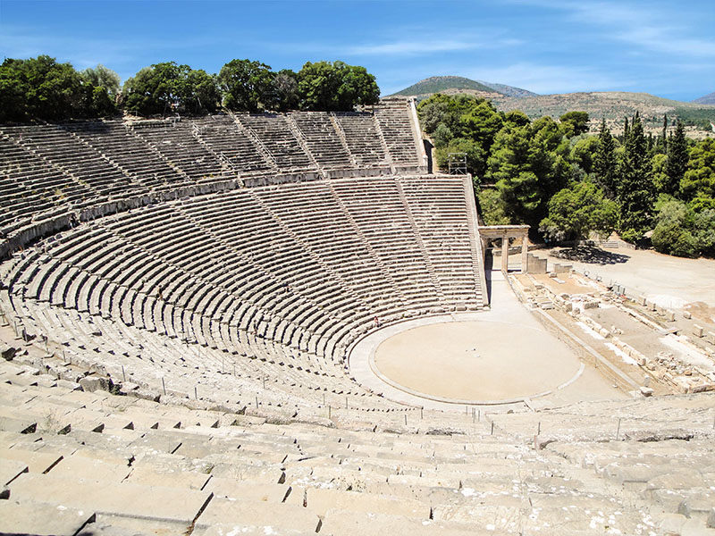 Πλάγια λήψη του θεάτρου της Αρχαίας Επιδαύρου Πλάγια λήψη του θεάτρου της Αρχαίας Επιδαύρου