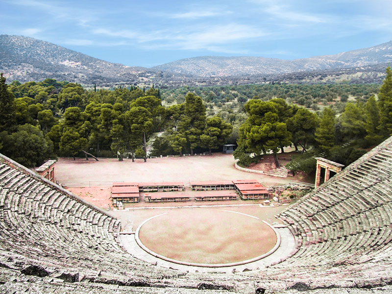 Λήψη του θεάτρου της Αρχαίας Επιδαύρου από πάνω Λήψη του θεάτρου της Αρχαίας Επιδαύρου από πάνω