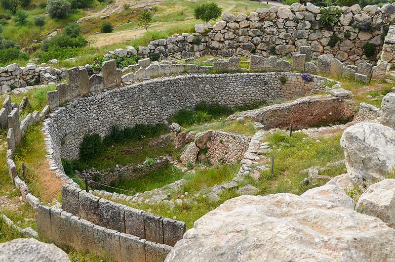 Ταφικός περίβολος Α, το νεκροταφείο των ηγεμόνων των Μυκηνών νοτιοανατολικά της Πύλης των Λεόντων Ταφικός περίβολος Α, το νεκροταφείο των ηγεμόνων των Μυκηνών νοτιοανατολικά της Πύλης των Λεόντων