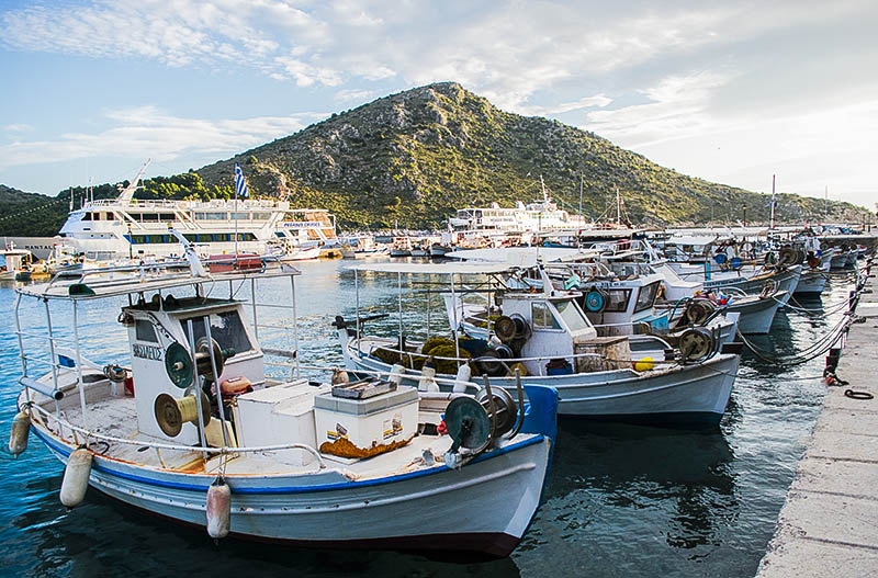 Βάρκες στο λιμανάκι του Τολού Βάρκες στο λιμανάκι του Τολού
