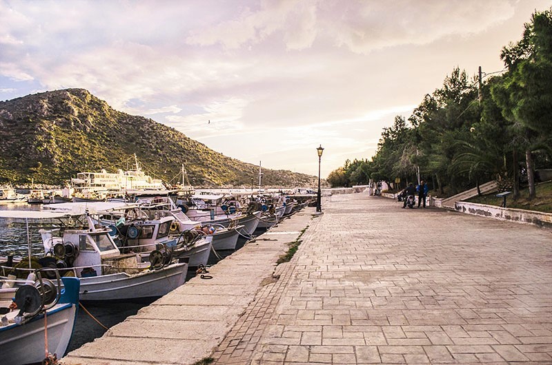 Παραλιακός δρόμος στο λιμανάκι του Τολού Παραλιακός δρόμος στο λιμανάκι του Τολού