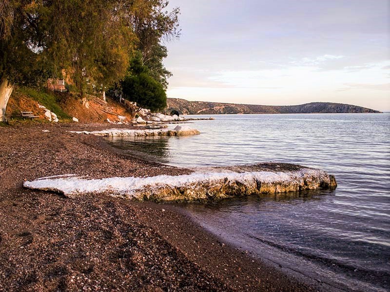 Η παραλία στο χωριό Βιβάρι