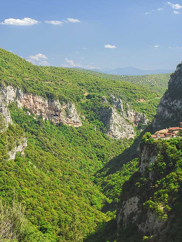 Το φαράγγι του Λούσιου, με τη Μονή Προδρόμου στα αριστερά και τη Μονή Φιλοσόφου στα δεξιά
