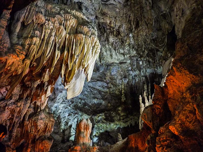 Σταλακτίτες και σταλαγμίτες στο Σπήλαιο των Λιμνών