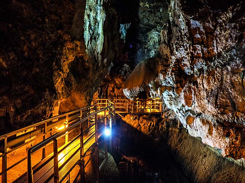 Στο εσωτερικό του Σπηλαίου των Λιμνών