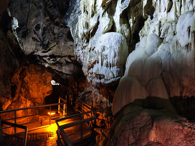 Στο εσωτερικό του Σπηλαίου των Λιμνών