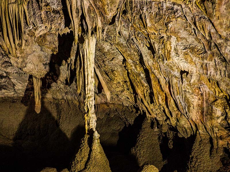 Σταλακτίτες και σταλαγμίτες στο Σπήλαιο των Λιμνών