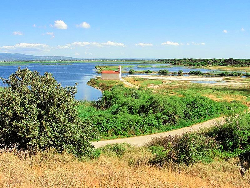 Η Λιμνοθάλασσα Προκόπου με το εκκλησάκι της Παναγιάς στο βάθος