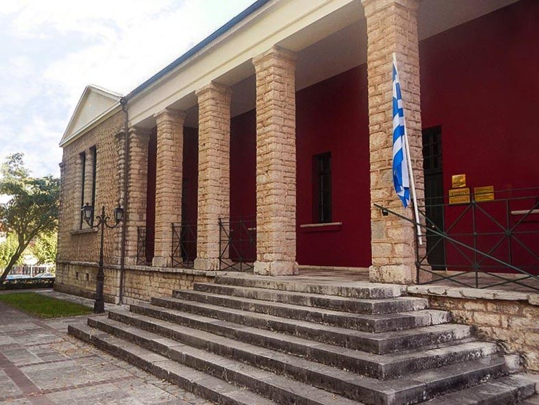 Το Μουσείο Ολοκαυτώματος των Καλαβρύτων, το οποίο στεγάζεται στο κτήριο του παλιού δημοτικού σχολείου του χωριού