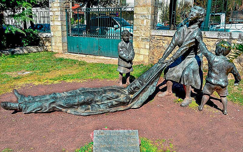 Γλυπτό στον προαύλιο χώρο του Μουσείου Ολοκαυτώματος των Καλαβρύτων