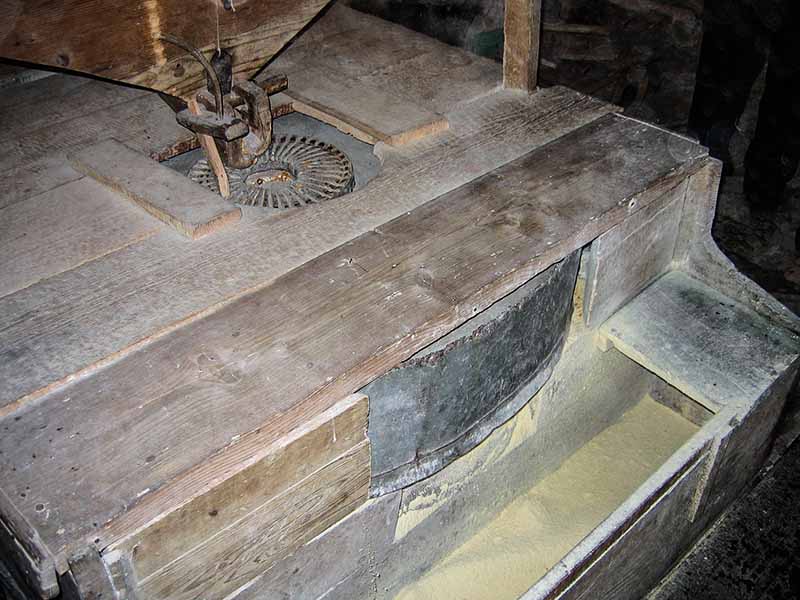 Μυλόπετρες για το άλεσμα σιταριού στο Υπαίθριο Μουσείο Υδροκίνησης στη Δημητσάνα