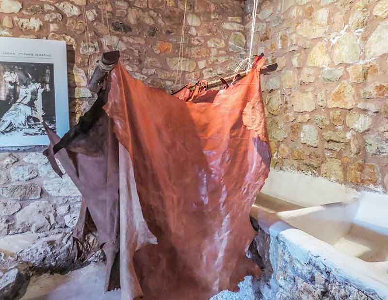 Επεξεργασία δέρματος στο Υπαίθριο Μουσείο Υδροκίνησης στη Δημητσάνα