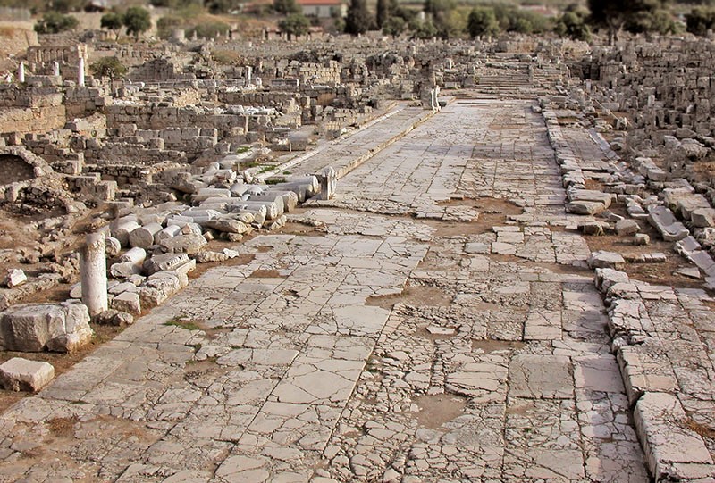 Η οδός του Λεχαίου που οδηγούσε στο αρχαίο λιμάνι Η οδός του Λεχαίου που οδηγούσε στο αρχαίο λιμάνι