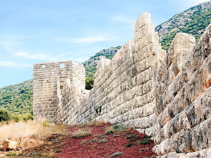 Ερείπια  τειχών κοντά στην Αρκαδική Πύλη