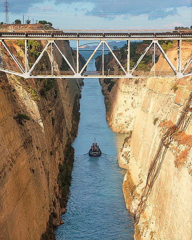 Πλοίο διασχίζει τη διώρυγα της Κορίνθου Πλοίο διασχίζει τη διώρυγα της Κορίνθου