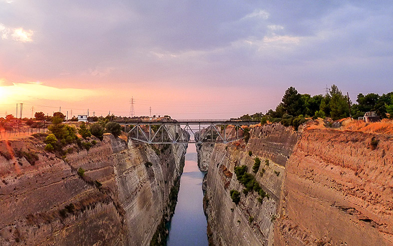 Η διώρυγα της Κορίνθου το ηλιοβασίλεμα Η διώρυγα της Κορίνθου το ηλιοβασίλεμα
