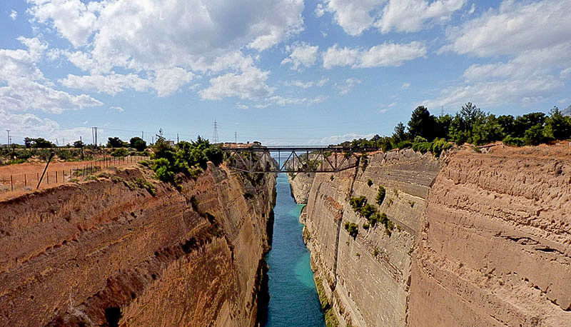 Η διώρυγα της Κορίνθου με το φως της ημέρας Η διώρυγα της Κορίνθου με το φως της ημέρας