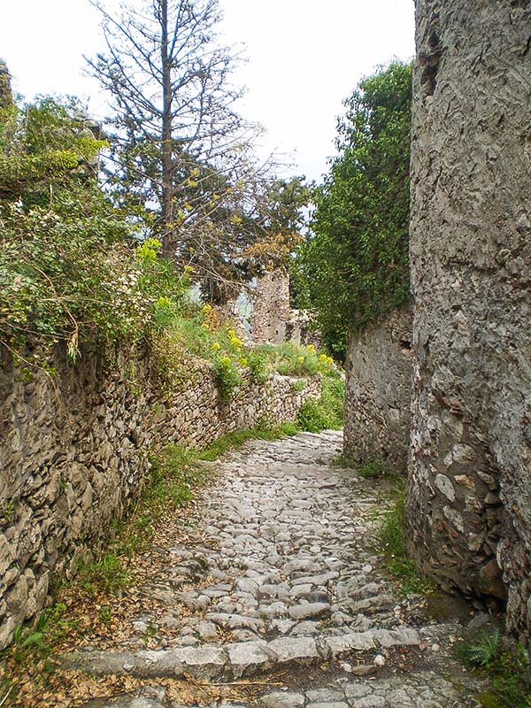 Πέτρινο μονοπάτι στο Μυστρά