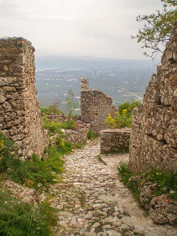 Πέτρινο μονοπάτι στο Μυστρά