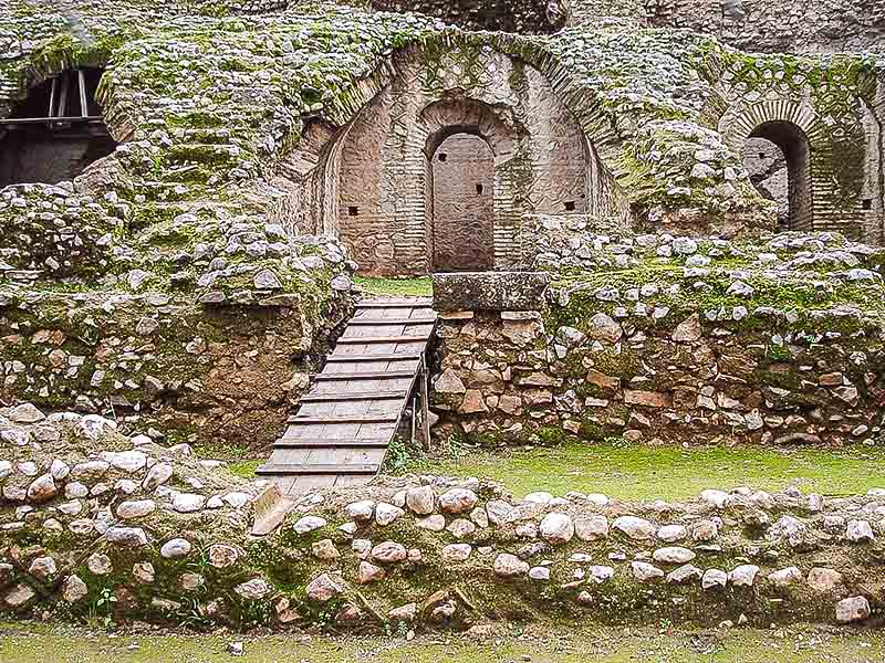 Το Ρωμαϊκό Στάδιο της Πάτρας, όπως σώζεται σήμερα Το Ρωμαϊκό Στάδιο της Πάτρας, όπως σώζεται σήμερα
