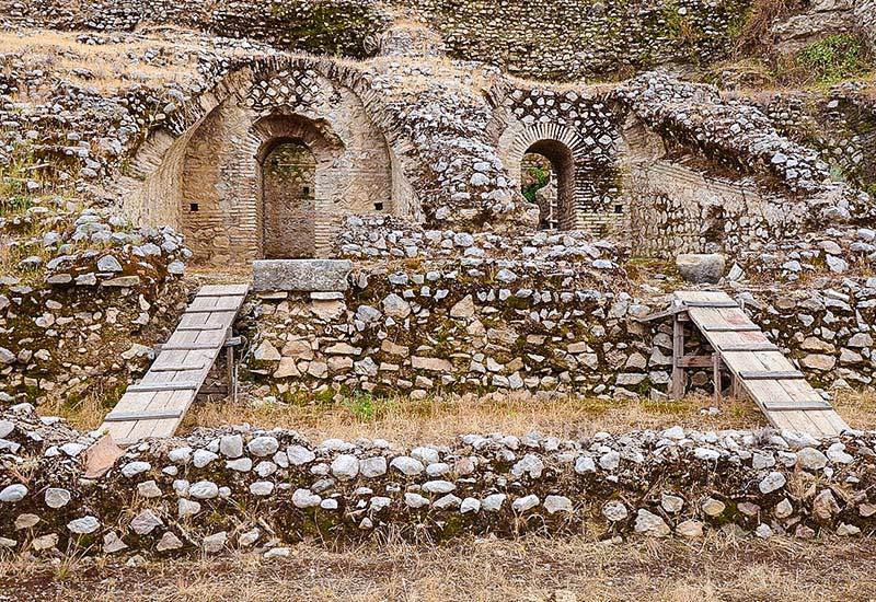 Το Ρωμαϊκό Στάδιο της Πάτρας, όπως σώζεται σήμερα Το Ρωμαϊκό Στάδιο της Πάτρας, όπως σώζεται σήμερα