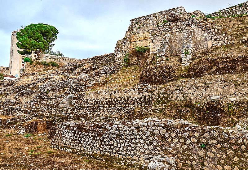 Το Ρωμαϊκό Στάδιο της Πάτρας, όπως σώζεται σήμερα Το Ρωμαϊκό Στάδιο της Πάτρας, όπως σώζεται σήμερα