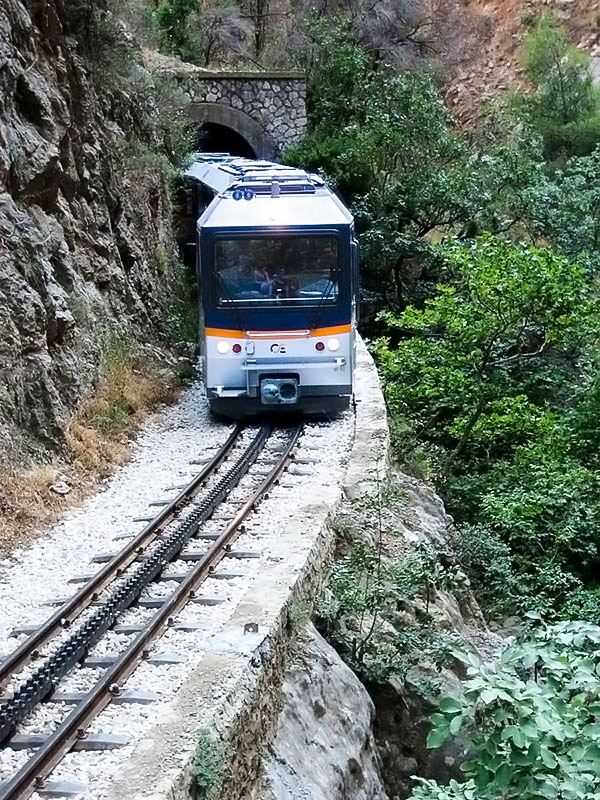 Στιγμιότυπο από τη διαδρομή Διακοφτό-Καλάβρυτα με τον Οδοντωτό Σιδηρόδρομο