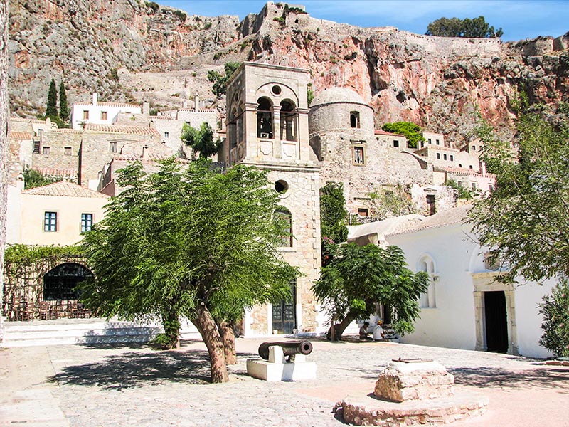 Η κεντρική πλατεία Μονεμβασιάς, με την εκκλησία του Ελκομένου Χριστού και το παλιό κανόνι