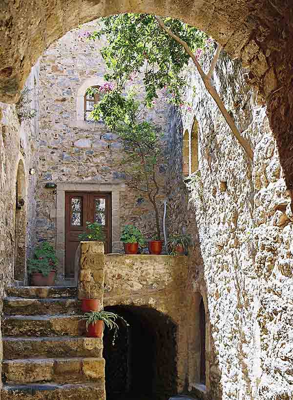 Γραφικό σοκάκι στη Μονεμβασιά