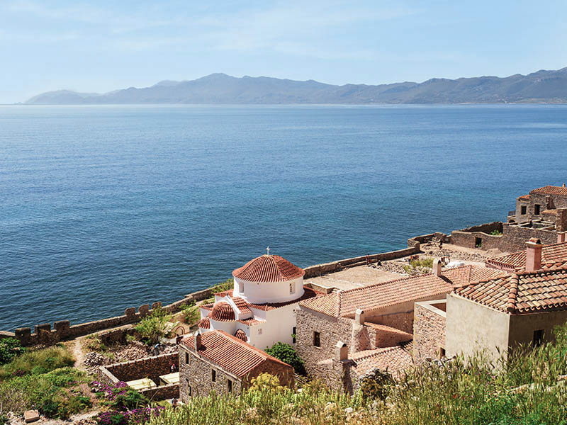 Εκκλησία με πέτρινα σπίτια στη Μονεμβασιά