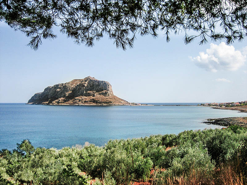 Ο βράχος της Μονεμβασιάς από μακρυά